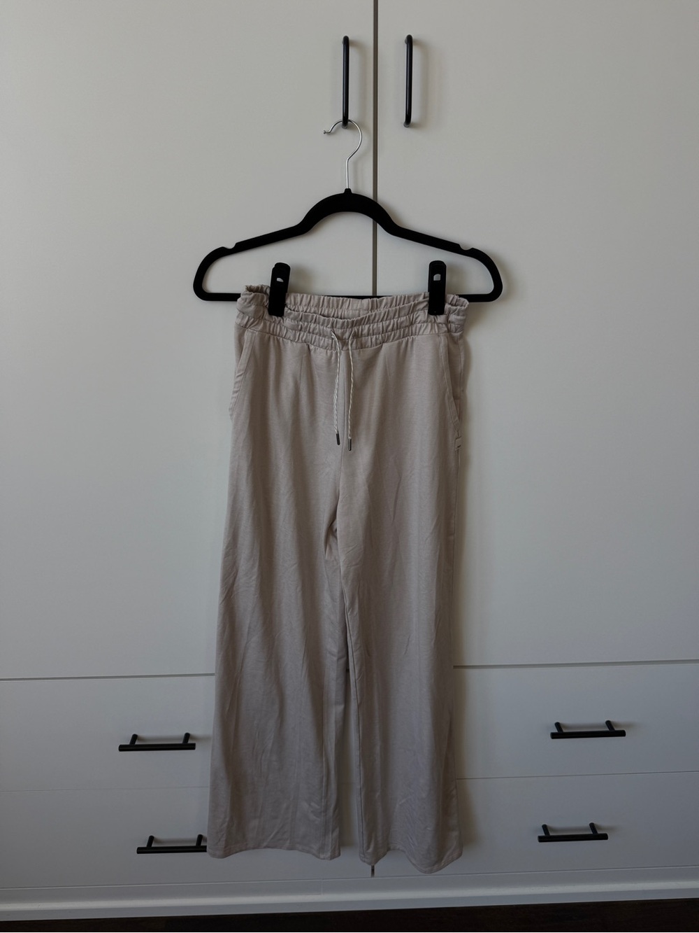 Vuori Women's High-Waist Elastic Shorts — Light Beige